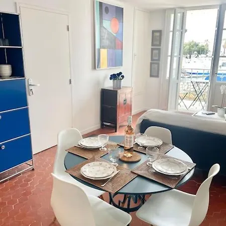 Le Petit Port - *